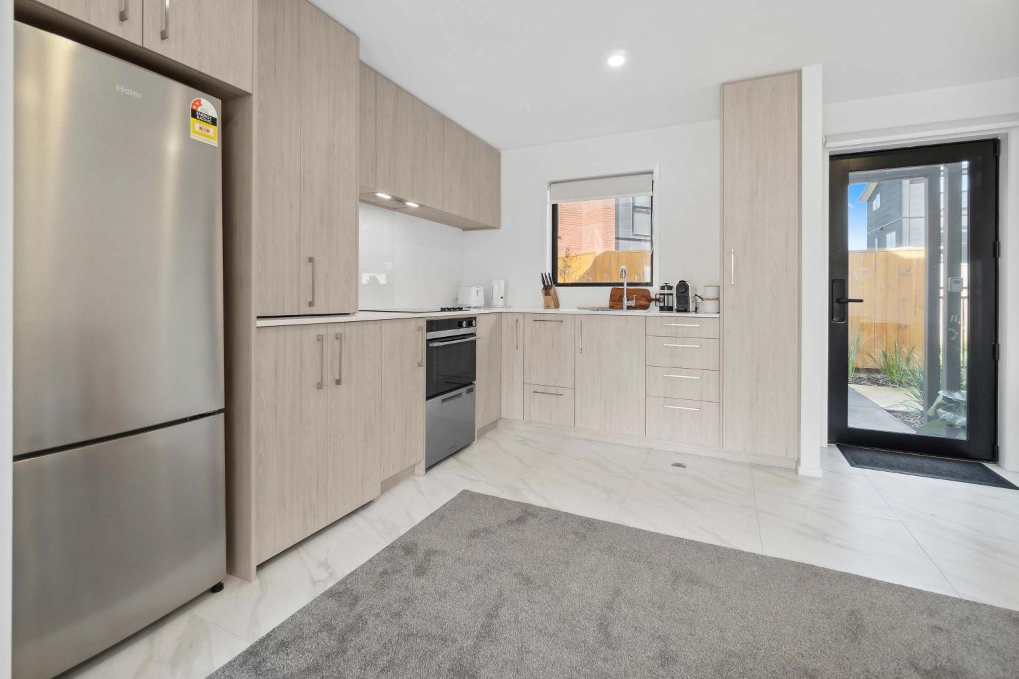 Modern 2-Bedroom Retreat With Private Patio Auckland Exterior photo