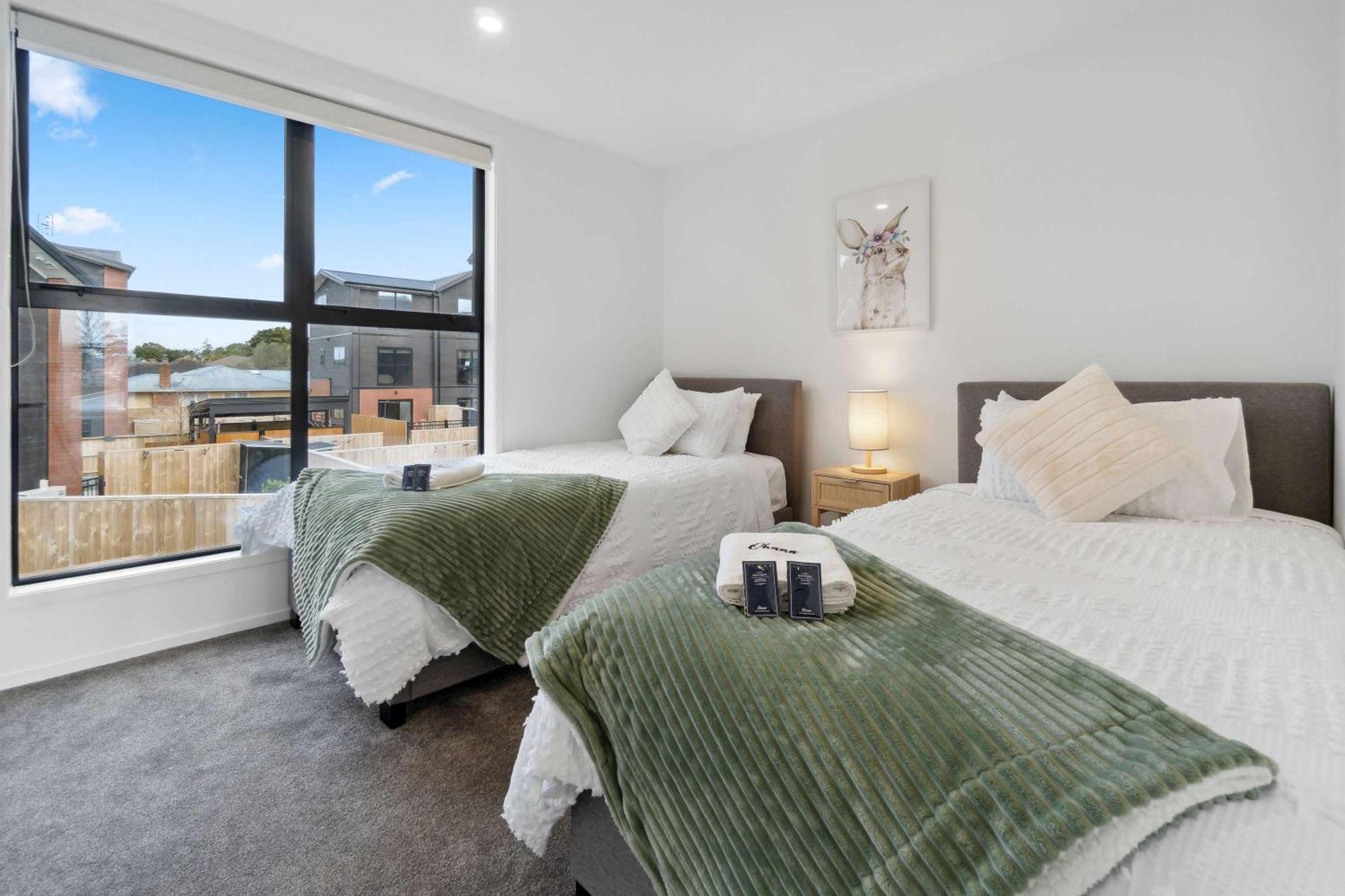 Modern 2-Bedroom Retreat With Private Patio Auckland Exterior photo